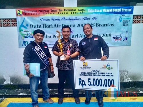 Perwakilan gerakan masyarakat saber pungli sesaat usai menerima penghargaan dari BBWS didampingi perwakilan DLH Kota Batu. (Foto: istimewa)