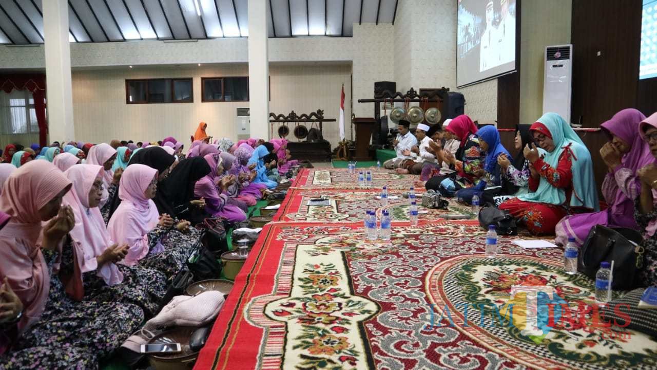 Closing tour wisata religi yang digelar di Pendopo Pemkab Jember diisi dengan Istighosah dan Sholawatan. (foto : Moh. ALi Makrus / JatimTIMES)