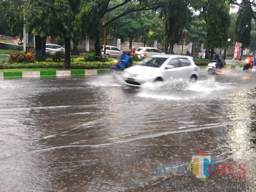 Genangan air di kawasan Jl. Veteran saat hujan deras (Pipit Anggraeni/MalangTIMES).