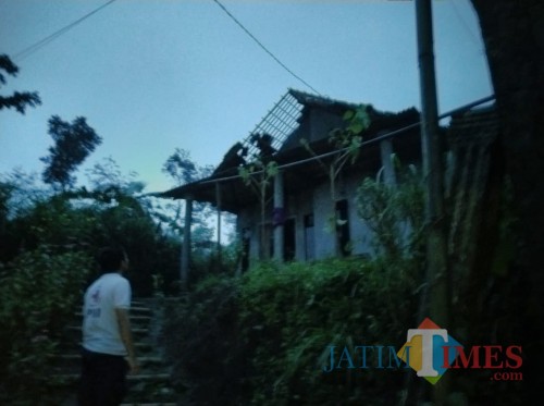 Kondisi puluhan rumah warga yang rusak akibat diterjang angin kencang, Kecamatan Jabung (Foto : PMI Kabupaten Malang for MalangTIMES)