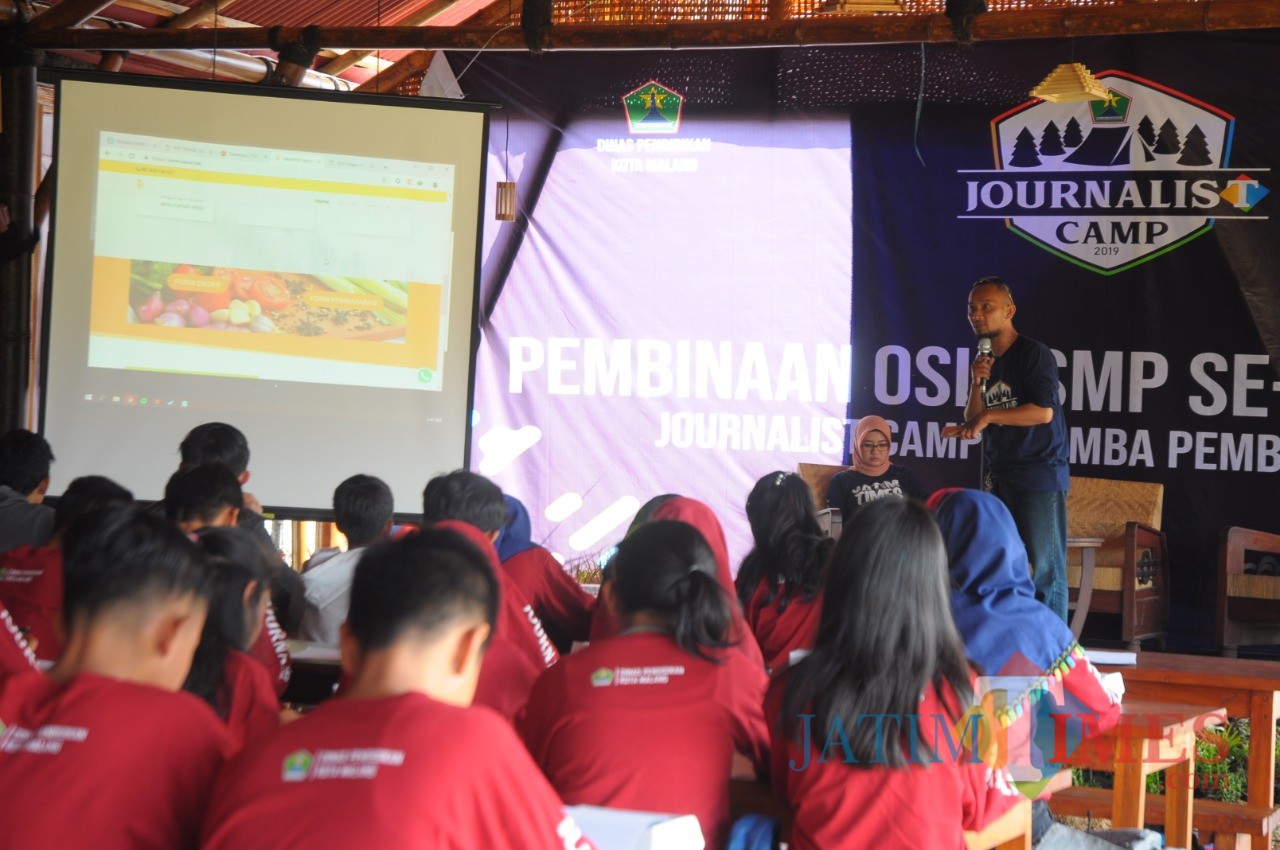 Hijrah Eko Saputro memberikan materi sekaligus praktik dalam Journalist Camp (Igoy/Malang Times)