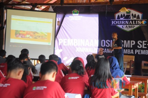 Hijrah Eko Saputro memberikan materi sekaligus praktik dalam Journalist Camp (Igoy/Malang Times)