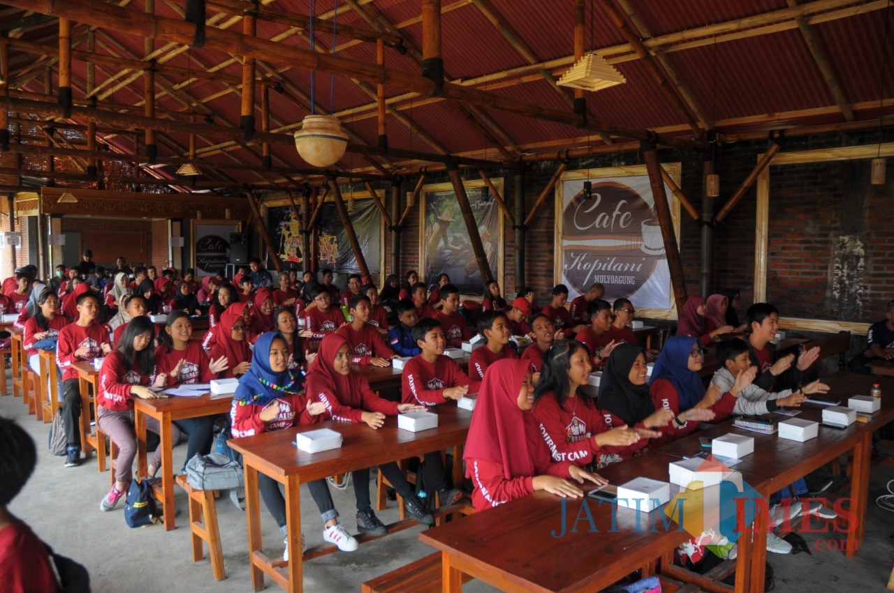 Ratusan peserta Journalist Camp yang mengikuti materi dengan seksama (Igoy/Malang Times)