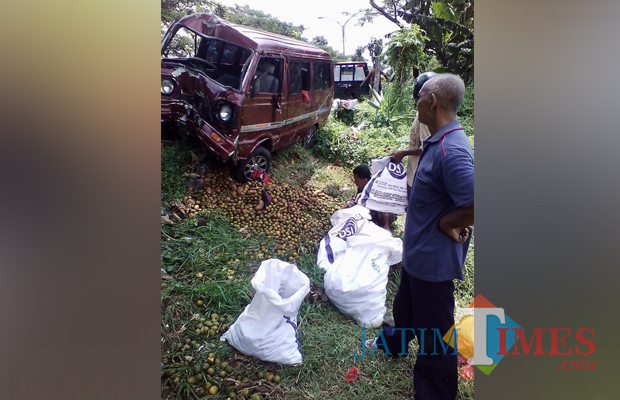 Kondisi mobil carry yang ringsek usai menghantam pohon penerangan yang berlokasi di Jalur Lingkar Barat, Kecamatan Kepanjen (Foto : Facebook)