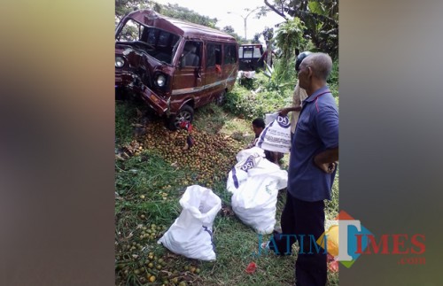 Kondisi mobil carry yang ringsek usai menghantam pohon penerangan yang berlokasi di Jalur Lingkar Barat, Kecamatan Kepanjen (Foto : Facebook)