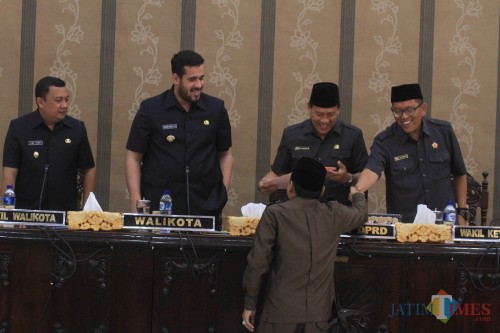 Abdul Azis saat menyerahkan Pandangan Umum Fraksinya ke ketua DPRD Kota Probolinggo (Agus Salam/Jatim TIMES)