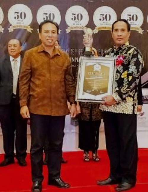 Kanan: M Hidayat Kepala Disdik Kabupaten Malang saat menerima anugerah The Best Inspiring Leader of The Year dari IAC, beberapa waktu lalu (Ist)