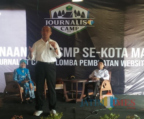 Mendikbud Muhadjir Effendy (berdiri) saat memberikan motivasi dalam Journalist Camp (dok MalangTIMES)