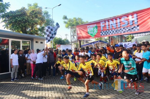 Peserta Pemilu Run saat start di Balai Kota Among Tani, Minggu (7/4/2019). (Foto: istimewa)