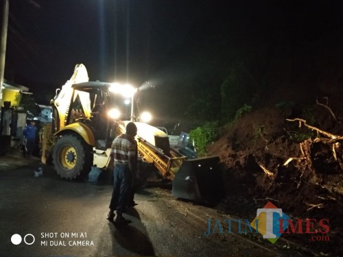 Petugas gabungan saat mengevakuasi mobil milik warga yang tertimbun material longsor, Kabupaten Malang (Foto : Camat Singosari for MalangTIMES)