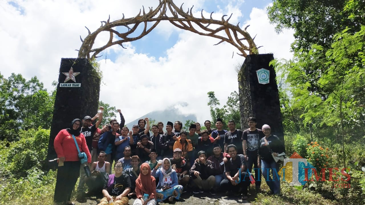 Anggota Gusdurian Jatim ketika berada di Gunung Lemongan Desa Papringan Kecamatan Klakah Lumajang (Foto : Moch. R. Abdul Fatah / Jatim TIMES)