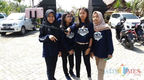 Keseruan peserta Journalist Camp 2019 saat mencoba menjadi vlogger (Pipit Anggraeni/MalangTIMES).