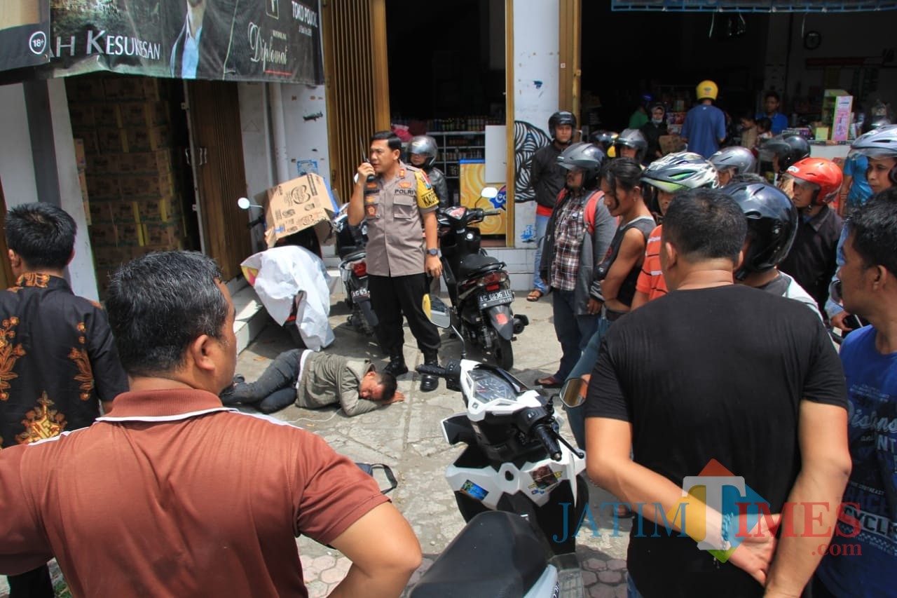 Kapolres Blitar Kota AKBP Adewira mengamankan perampok yang mengalami laka lantas.