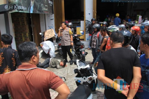 Kapolres Blitar Kota AKBP Adewira mengamankan perampok yang mengalami laka lantas.