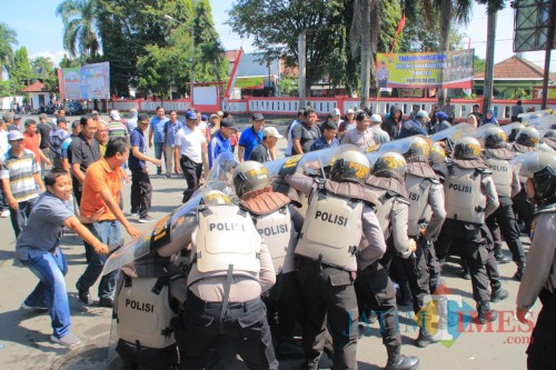 Latihan Sispam yang digelar Polres Blitar Kota.