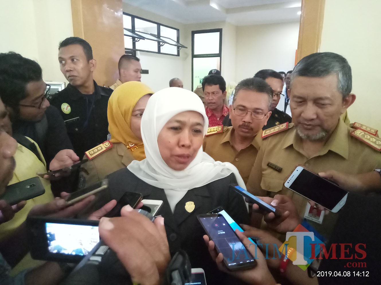 Gubernur Jatim, Khofifah Indar Parawansa saat berkunjung ke RSSA (Anggara Sudiongko/MalangTIMES)