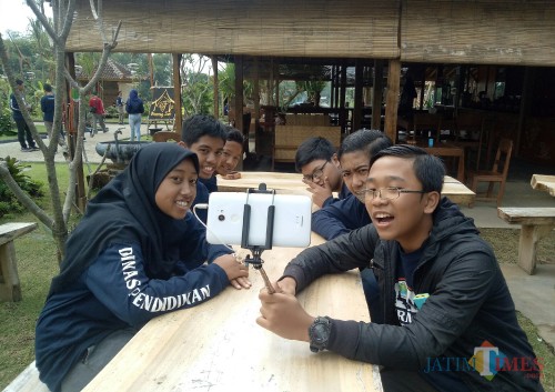 Para peserta Journalist Camp 2019 saat latihan membuat vlog. (Foto: Imarotul Izzah/MalangTIMES)