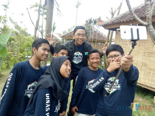 Para peserta Journalist Camp 2019 saat latihan membuat vlog. (Foto: Imarotul Izzah/MalangTIMES)