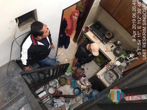 Petugas kepolisian saat melakukan olah TKP di lokasi edakan tabung elpiji di Singosari. (Foto : Polsek Singosari for MalangTIMES)