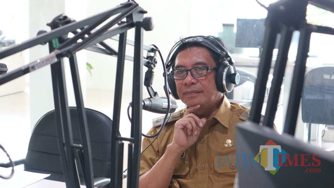 Wakil Bupati Jember, Drs. KH. Abdul Muqit Arief saat menjadi narasumber dalam acara talkshow di salah satu radio di Jember (foto : Izza / JatimTIMES)