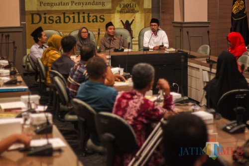 Aunullah A'la Habib ketika menyampaikan materi dalam diskusi (Luqmanul Hakim/Malang Times)