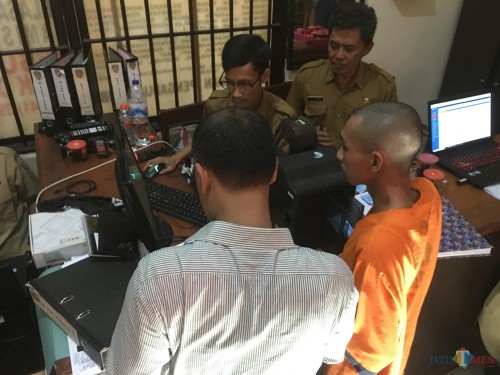 Salah satu tahanan yang menjalani proses pelayanan perekaman E-KTP dari Dispendukcapil Kabupaten Malang di ruang jaga tahanan Polres Malang, Kabupaten Malang (Foto : Ashaq Lupito / MalangTIMES)