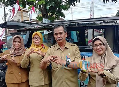 Dua dari kanan: Kepala DPMPTSP Kabupaten Malang Iriantoro bersama staf (Nana)