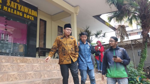 Wali Kota Malang Sutiaji saat keluar dari aula Polresta Malang, Selasa (9/4/2019) (Pipit Anggraeni/MalangTIMES).