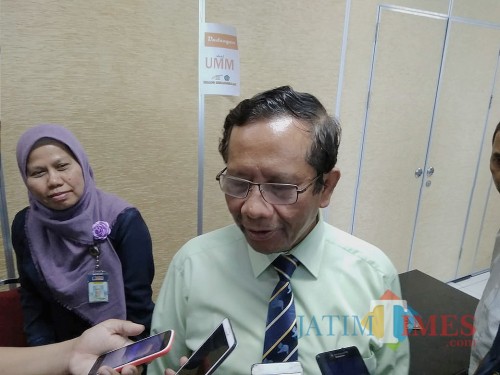 Mahfud MD saat diwawancarai wartawan. (Foto: Imarotul Izzah/MalangTIMES)