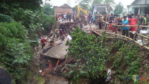 Kondisi puing rumah kos yang dibersihkan oleh muspika dan warga. (Luqmanul Hakim/Malang Times)