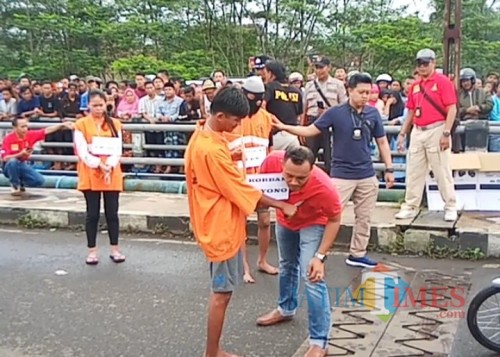 Pelaku ADY saat menusuk korban hingga akhirnya tewas (Anggara Sudiongko/MalangTIMES)