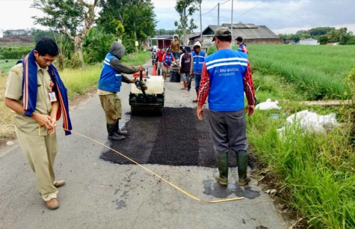 Tim DPUPR Kota Batu saat menambal jalan di Desa Torongrejo, Kecamatan Junrejo. (Foto: DPUPR Kota Batu for BatuTIMES)
