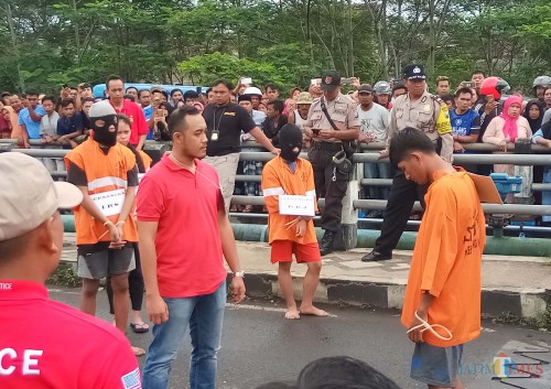Para pelaku pengeroyokan hingga penusukan yang menyebabkan tewasnya Suyono saat rekonstruksi di Jembatan Gadang (foto: Anggara Sudiongko/ MalangTIMES)