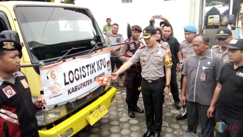 Prosesi pemberangkatan Armada pengangkut Logistik Pemilu oleh Kapolres Jember dari gudang KPUD ke Kecamatan di Jember (foto : Moh. Ali Makrus / Jatim TIMES)