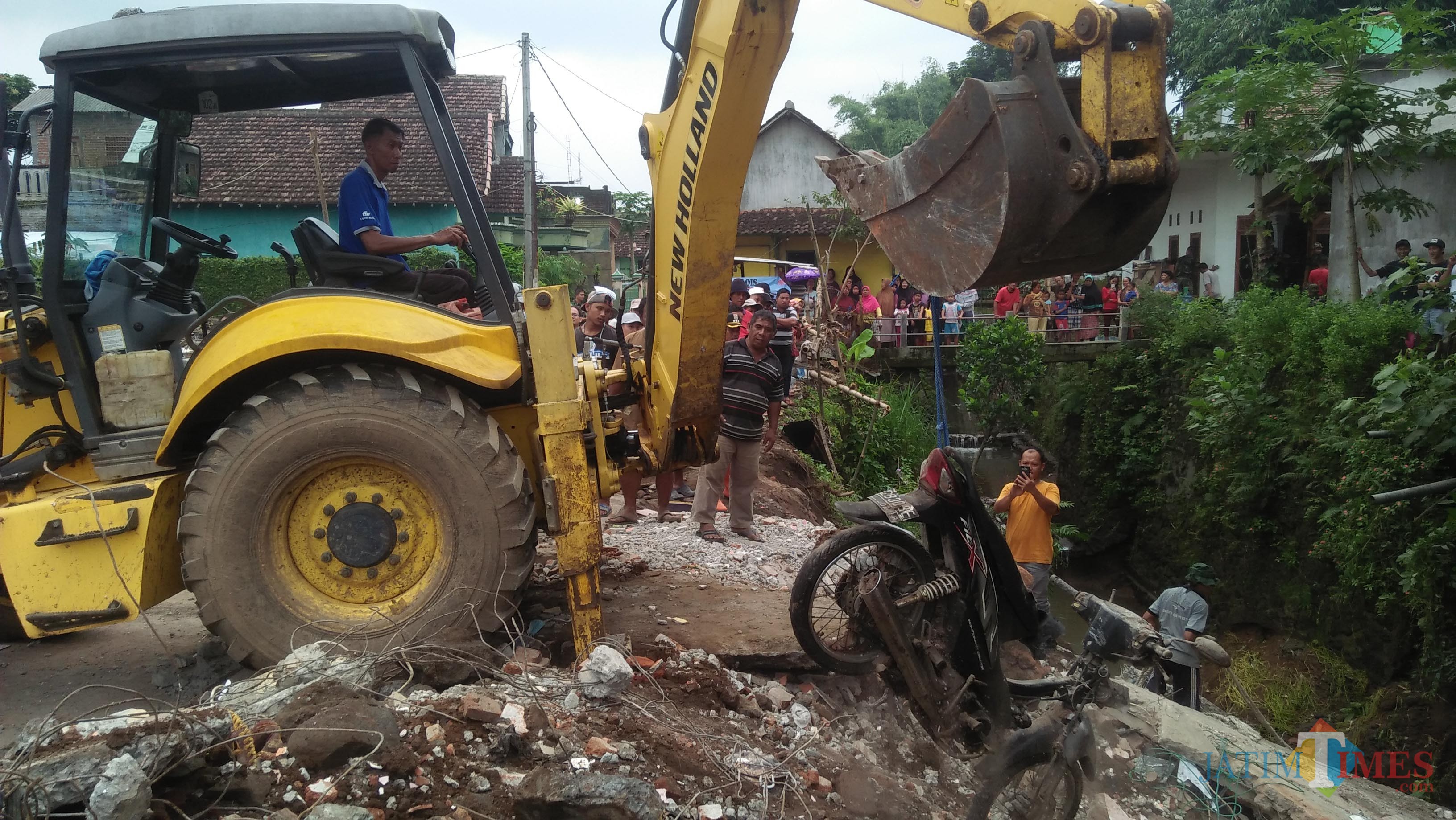 Pengangkatan motor terakhir penghuni rumah kos yang ambruk di Desa Losari Kecamatan Singosari dengan menggunakan alat berat milik TPU. (Luqmanul Hakim/Malang Times)