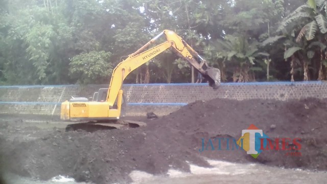 Situasi pengerukan di Dam Larangan dengan alat berat bego.