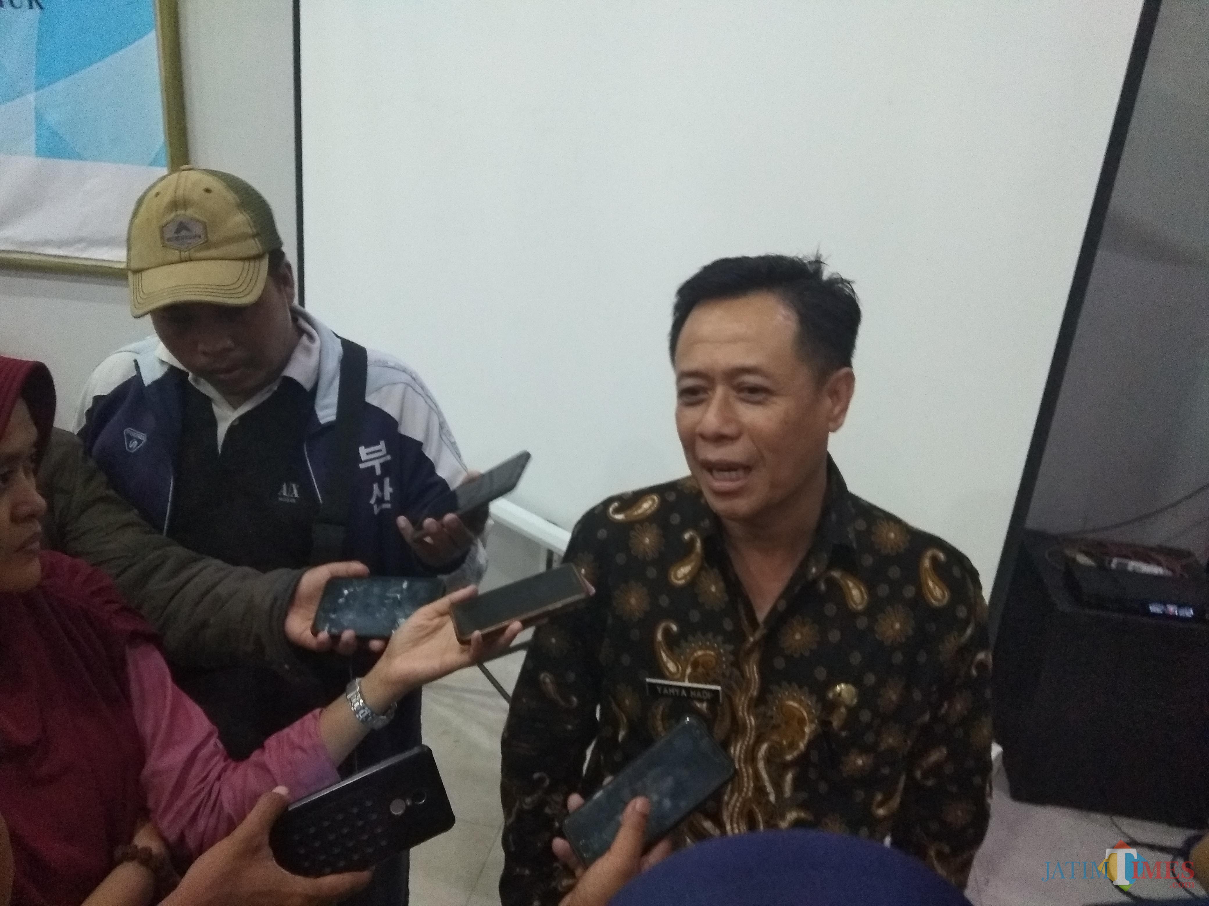 Yahya Hadi, Kabid Pengolahan dan Pemasaran Hasil Dinas Perkebunan Jatim, mewakili Kamis bun saat memberikan keterangan pada awak media. (eko Arif s /JatimTimes)