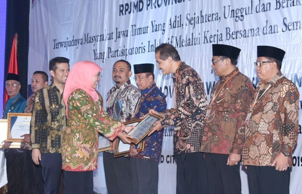 Pelaksana Harian (Plh) Wali Kota Kediri Budwi Sunu ketika menerima penghargaan dari Gubernur Jatim Khofifah Indar Parawansa. (Foto: Istimewa)