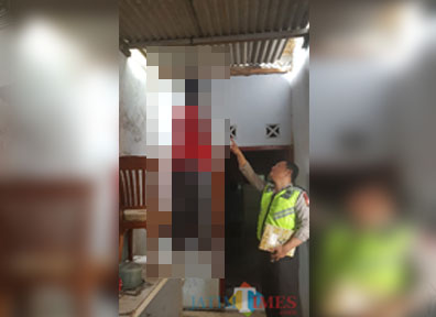Polisi saat mengevakuasi jasad Endang Rahayu yang meninggal karena gantung diri di Pakisaji. (Foto : Polsek Pakisaji for MalangTIMES)
