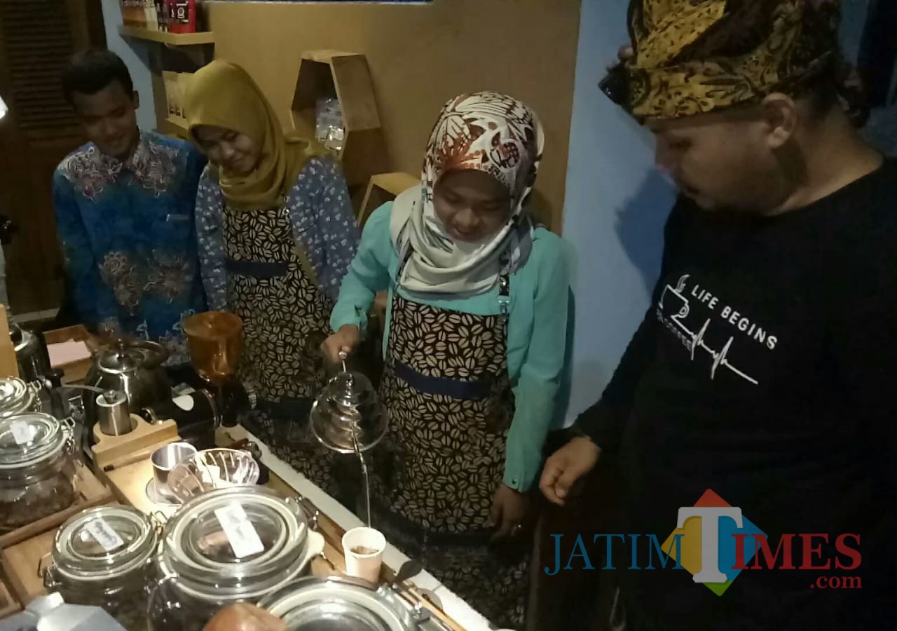 penyandang disabilitas sedang belajar cara penyajian kopi