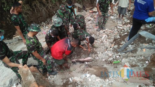 Penggalian motor milik warga yang tertimbun reruntuhan bangunan di salah satu titik bencana di Kecamatan Singosari, Kabupaten Malang.