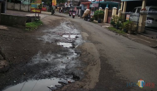 Salah satu jalan berlubang di Kota Malang (Dok. MalangTIMES)