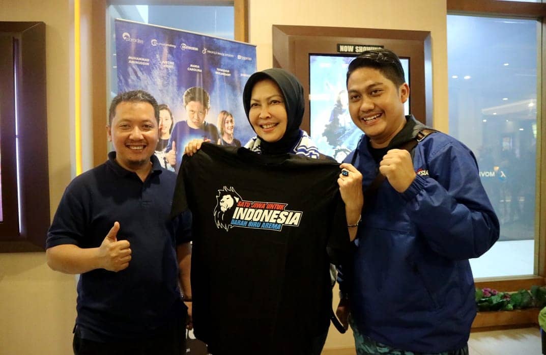 Dewanti Rumpoko Wali Kota Batu (tengah) saat memegang kaos Aremania (foto : istimewa)