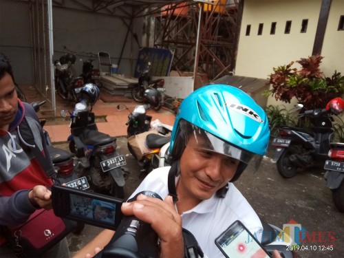 Kepala Bidang Tata Ruang DPUPR Dahat Sihbagyanto saat akan meninggalkan ruang pemeriksaan. (Anggara Sudiongko/MalangTIMES)