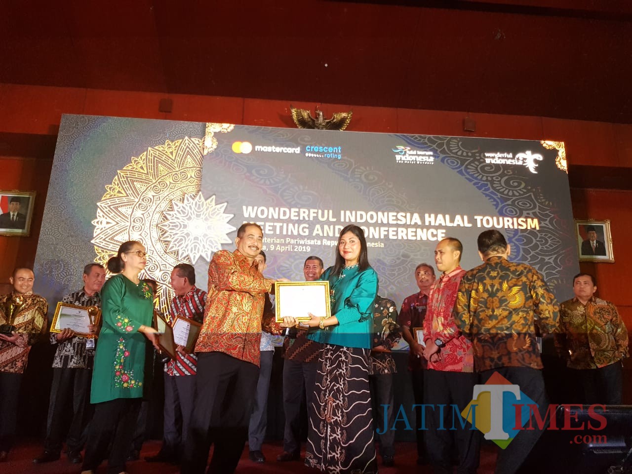 Kepala Disbudpar Kota Malang Ida Ayu Made Wahyuni menerima piagam Menteri Pariwisata Arief Yahya di Jakarta. (Foto: Dokumen MalangTIMES)