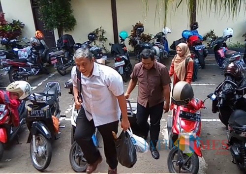 Penyidik KPK yang baru saja datang di ruang pemeriksaan (Anggara Sudiongko/MalangTIMES)