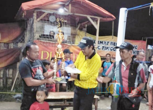 Perwakilan Tim Bola Volly New Jatayu Sport saat menerima Piala Kejuaraan Open Tournamen Bola Volly Karang Taruna Cup Desa Kalibaru Manis