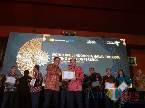 Plt Kadisparta Kota Batu Imam Suryono ketika menerima piagam penghargaan di Hotel Bidakara Jakarta. (foto istimewa)