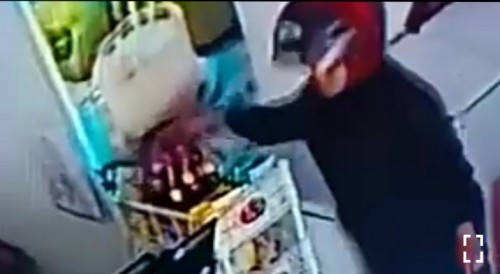 Potongan gambar CCTV saat pelaku mengambil hp korban ditoko (ist)