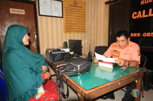Siti Choiriyah saat melapor di SPKR Polresta Probolinggo (Agus Salam/Jatim TIMES)